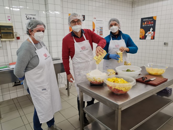 Das GS1 Austria Team beim Marmelade kochen Das GS1 Austria Team beim Marmelade kochen