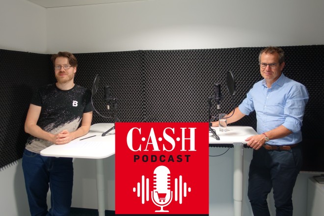 Karl Stiefel und Gregor Herzog Gregor Herzog und Karl Stiefel im CASH Podcast Studio