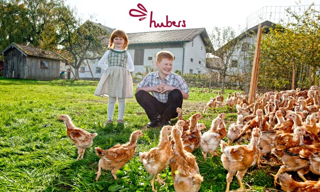 Kinder spielend mit Hubers Biohendln am Bauernhof Kinder mit Biohendl Hubers am Bauernhof