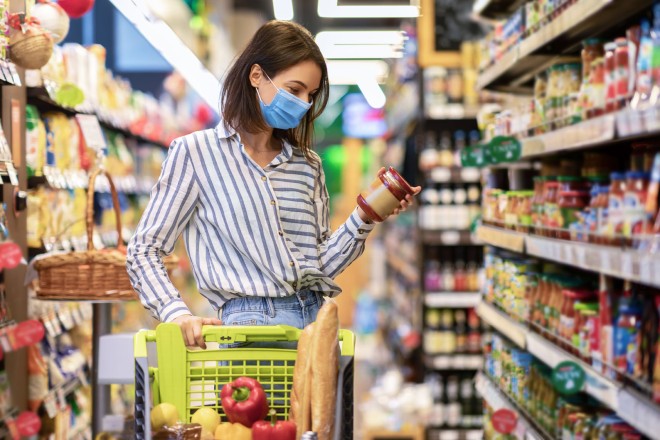 Foto einer Frau beim Supermarkt-Einkauf