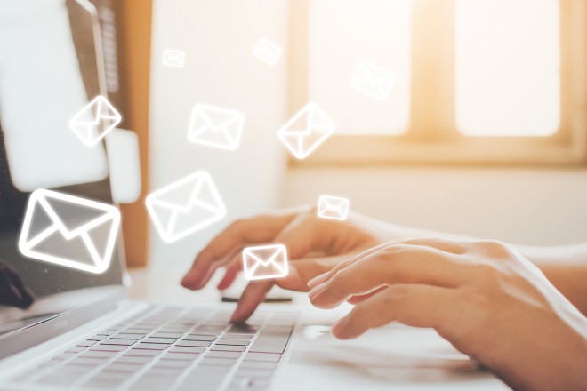 GS1 Sync Newsletter Hände tippen eine E-Mail