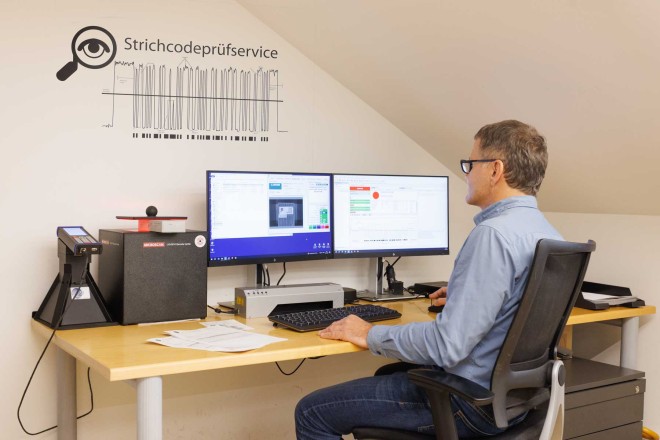 GS1 Strichcode-Prüfservice Foto eines Mitarbeiters bei der Strichcodeprüfung