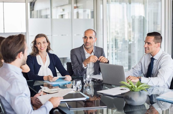 Personen in einem Meeting zur Besprechung des Bedarfs an GTINs/EAN und GLN Nummern