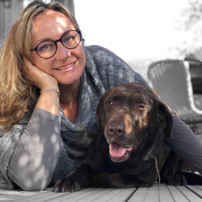 MYOKEE Gründerin  Miriam Convalexius mit ihrem Hund