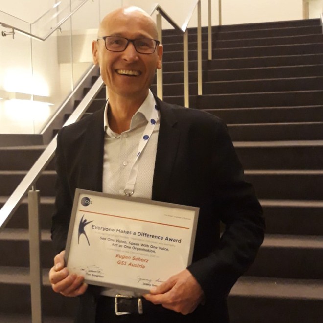 Portrait Eugen Sehorz mit seinem Award