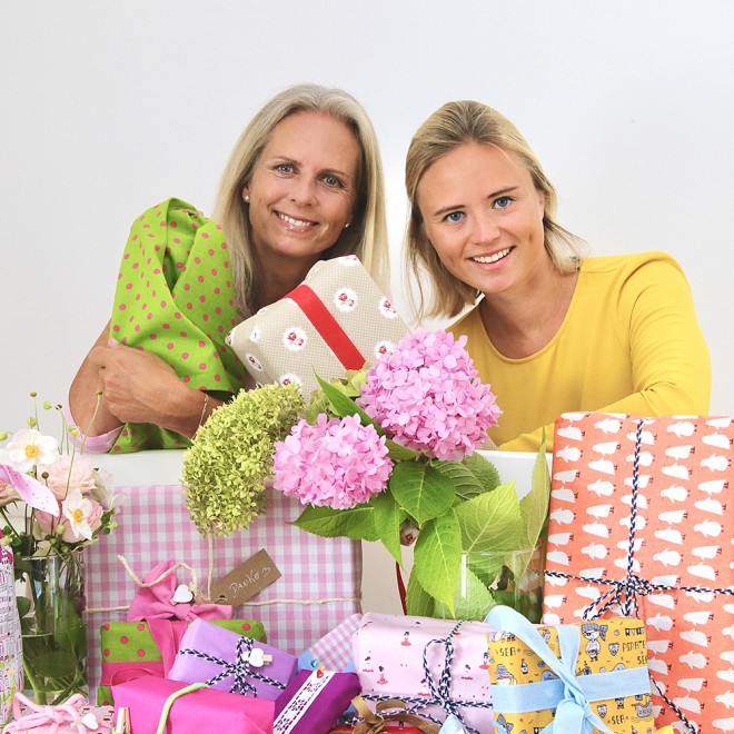 Regina Preloznik und Raina Rumler mit Geschenken in der Hand