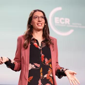 Judith Barbolini vom rheingold Institut gibt Einblick in die Welt des „Seamless Consumers“. Judith Barbolini am ECR Tag 2022